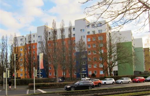 Saalestr. 2, 6 R - Modernisierte 2-Zimmer-Wohnung mit Loggia und Aufzug - WBS erforderlich! - Foto 3
