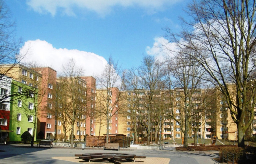 Saalestr. 4, 1 L - Großzügige 3-Zimmer-Wohnung mit Loggia und viel Stauraum. WBS notwendig! - Photo 2
