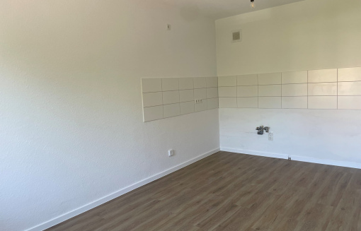 Niddastr. 1, 2 5 - Erstbezug nach Modernisierung! 2-Zimmer-Wohnung mit Loggia. WBS notwendig! - Foto 1