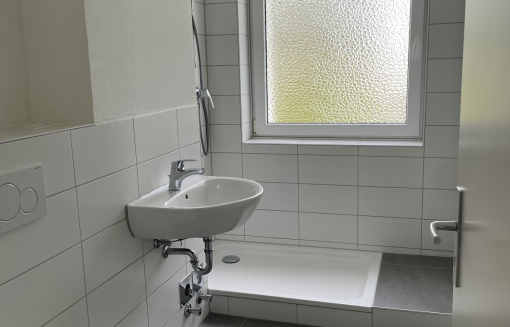 Saalestr. 4, 4 L - Erstbezug nach Modernisierung! 3-Zimmer-Wohnung mit Loggia! WBS notwendig!! - Photo 2